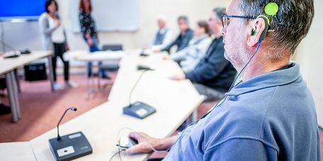 Patienten lernen Umgang mit ihrem Cochlea Implantat