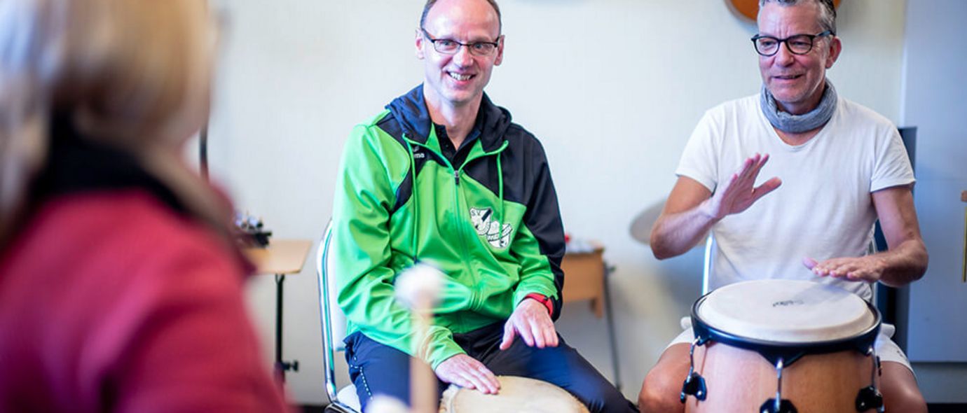 Patienten trommeln in der Musiktherapie