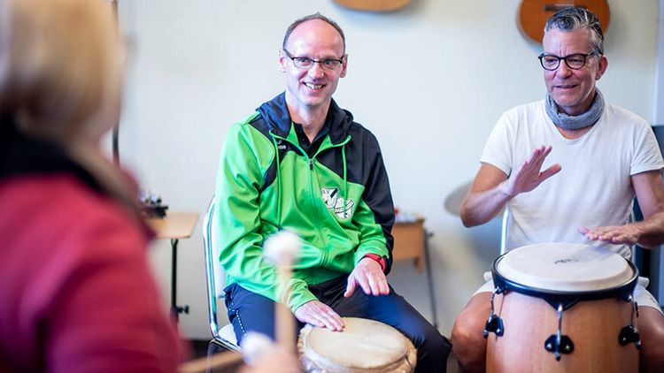 Patienten trommeln in der Musiktherapie