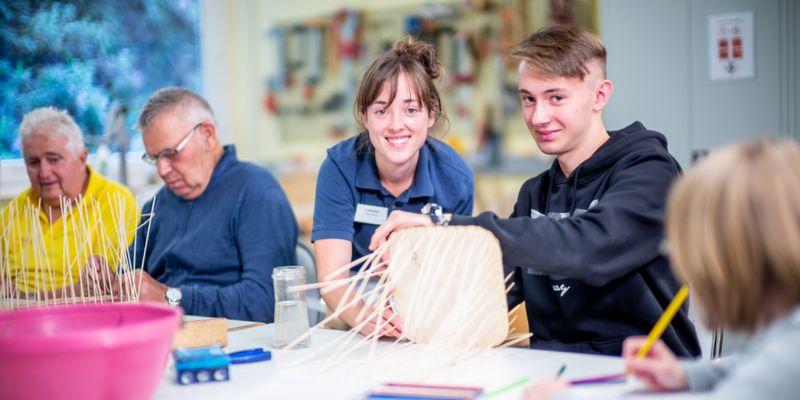 Junge Patienten basteln in der Kunsttherapie