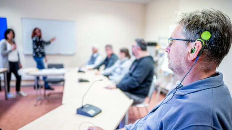 Patienten trainiern den Umgang mit einem Cochlea Implantat