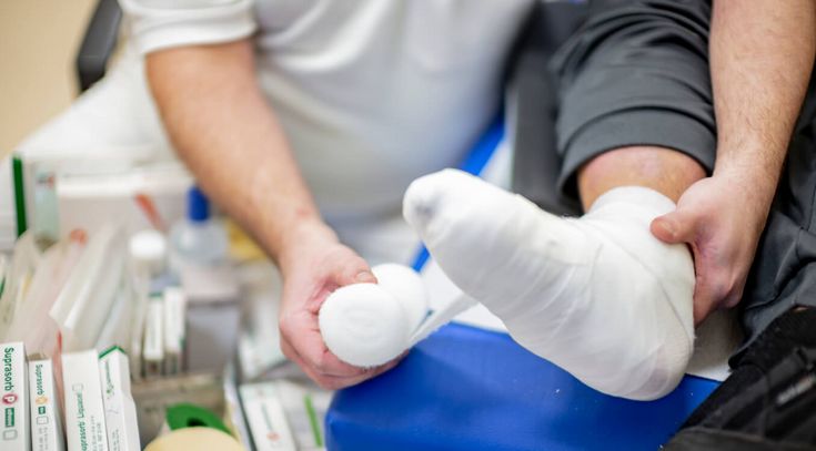 Pflegekraft verbindet Wunde eines Patienten