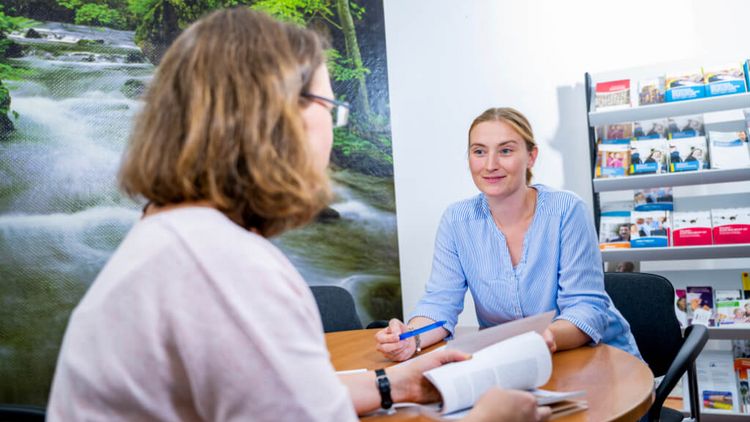 Sozialdienstmitarbeiterin berät Patientin