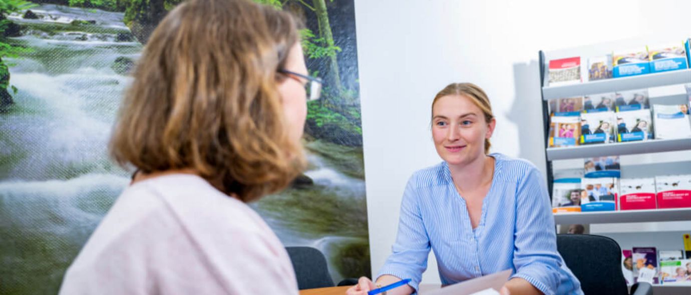 Sozialdienstmitarbeiterin berät Patientin