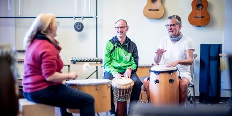 Patienten trommeln in der Musiktherapie