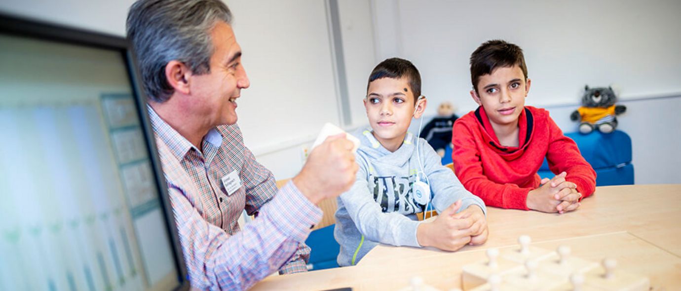 CI-Ingenieur erklärt Kinder, wie ein CI-Implantat funktioniert
