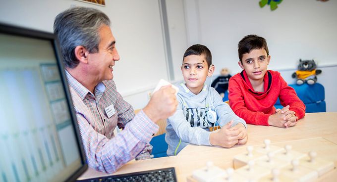 CI-Ingenieur erklärt Kinder, wie ein CI-Implantat funktioniert