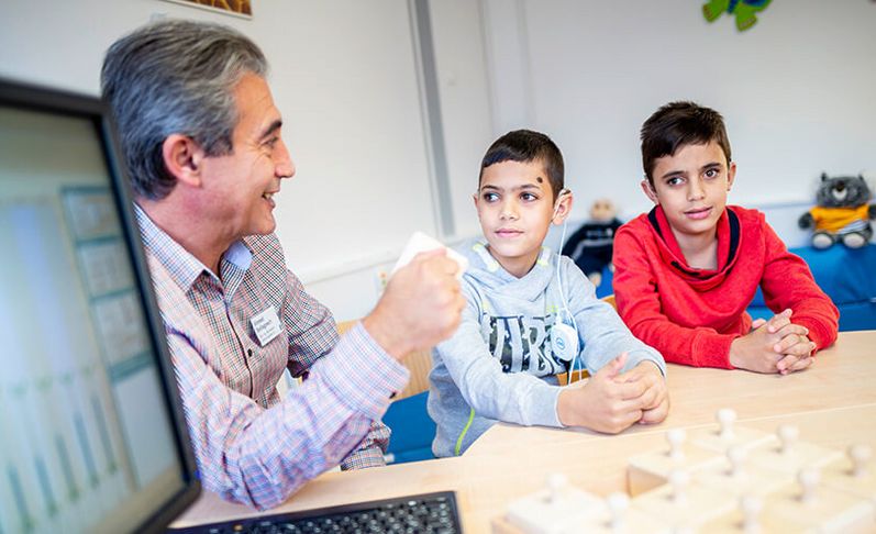 CI-Ingenieur erklärt Kinder, wie ein CI-Implantat funktioniert