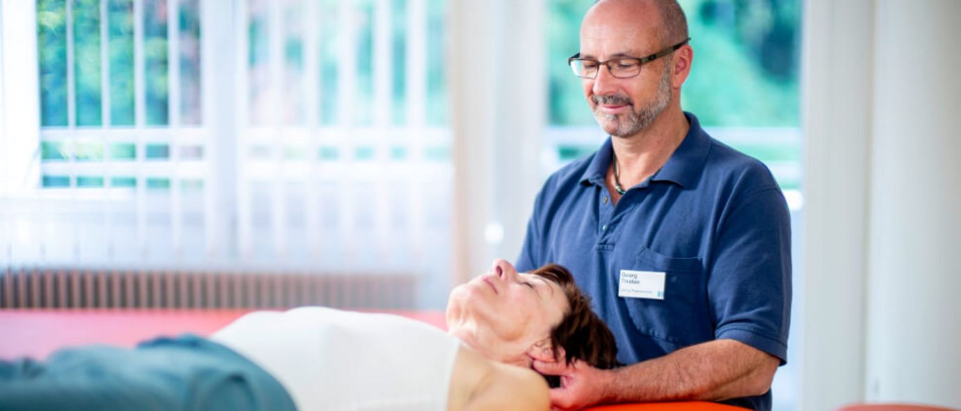 Therapeut massiert Patienten