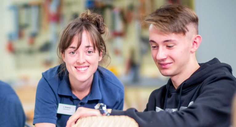 Junger Patient bastelt einen Korb in der Kunsttherapie