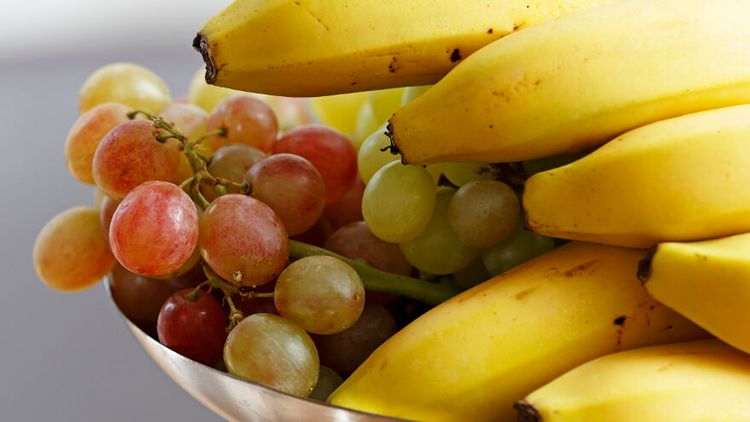 Bananen und Weintrauben