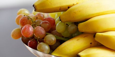 Bananen und Weintrauben