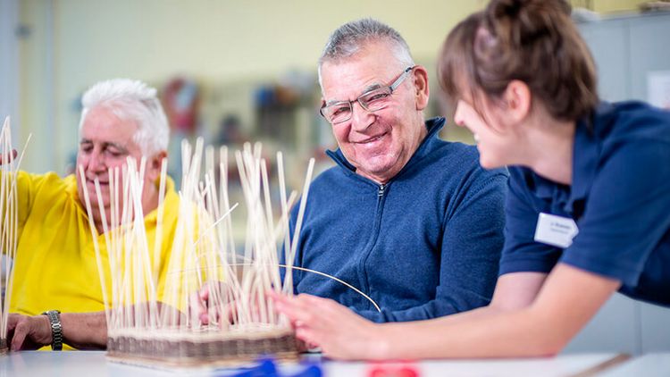 Patient bastelt Korb in der Kunsttherapie