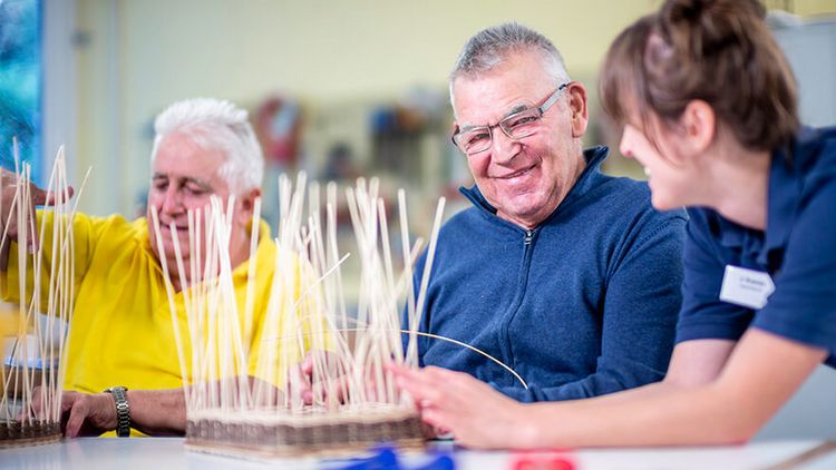 Patient bastelt Korb in der Kunsttherapie