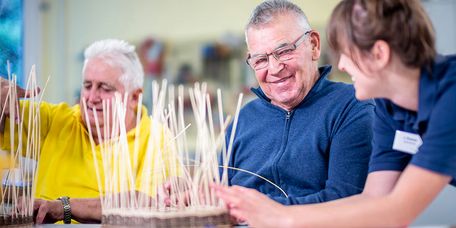 Patient bastelt Korb in der Kunsttherapie