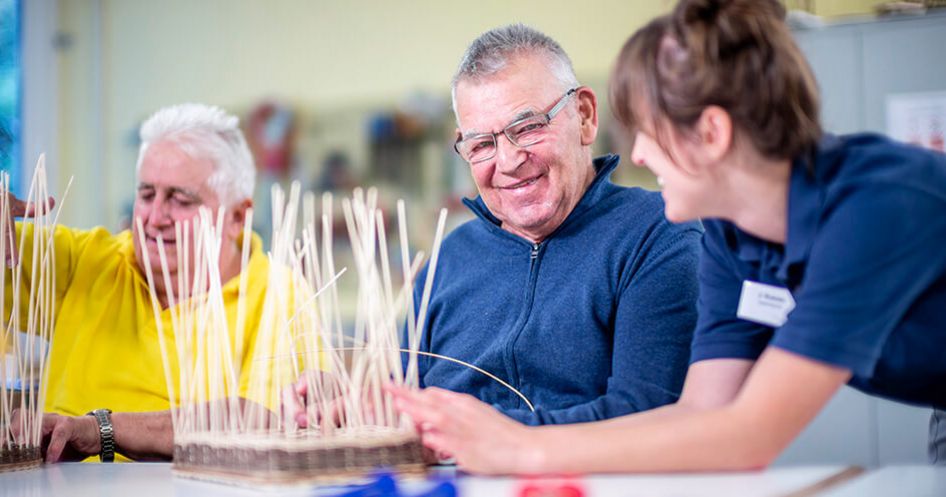 Patient bastelt Korb in der Kunsttherapie