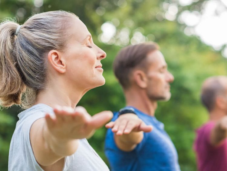 Mehrere Menschen machen Yoga in der Gruppe