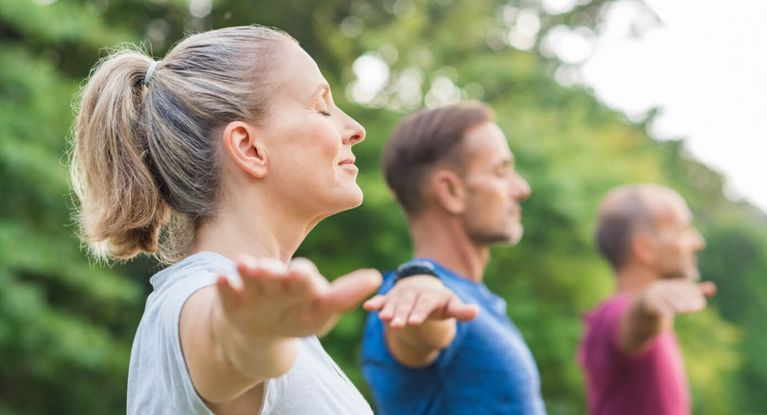 Mehrere Menschen machen Yoga in der Gruppe
