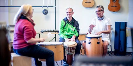 14100 Patienten trommeln in der Musiktherapie