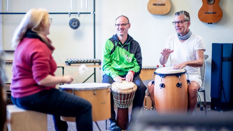 Patienten trommeln in der Musiktherapie