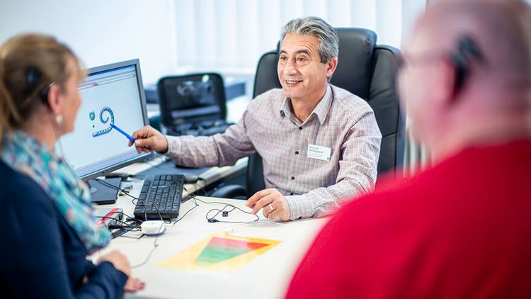 Arzt erklät CI-Patienten die Funktion des Cochlea Implantats