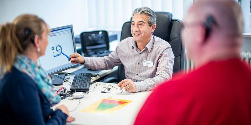 Arzt erklät CI-Patienten die Funktion des Cochlea Implantats