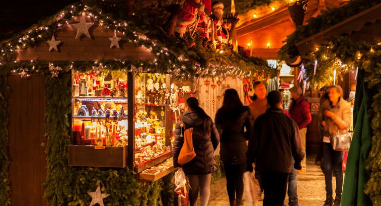 Besucher schlendern über den Weihnachtsmarkt