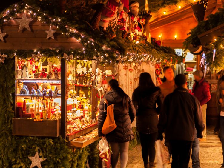 Besucher schlendern über den Weihnachtsmarkt