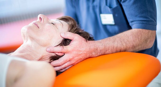 Therapeutin massiert Patienten