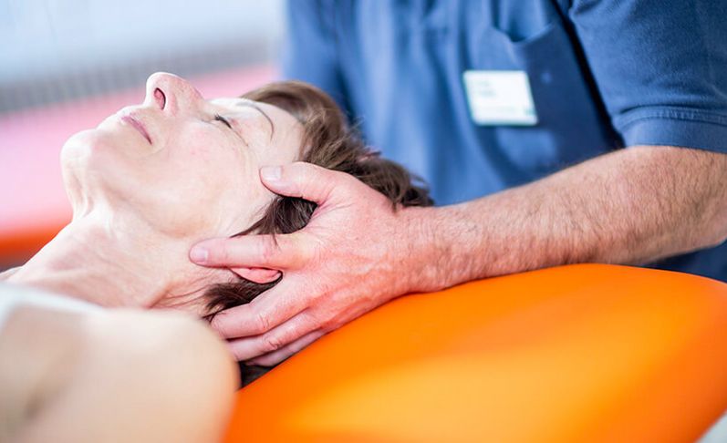 Therapeutin massiert Patienten