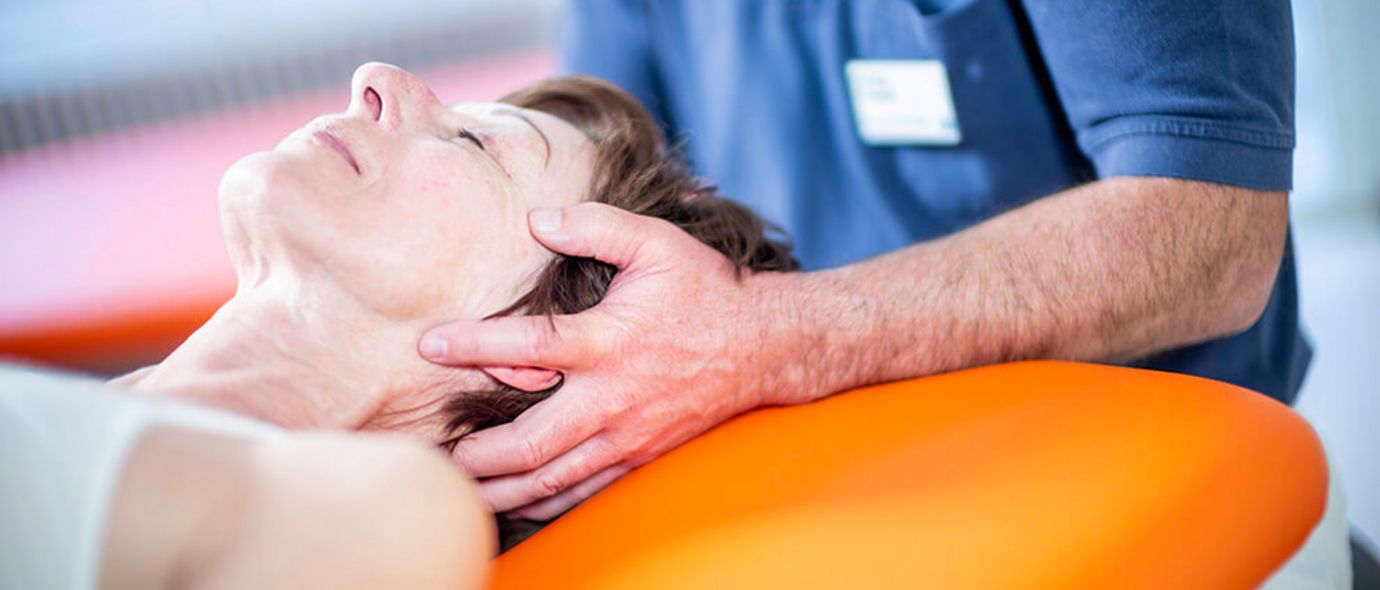 Therapeutin massiert Patienten