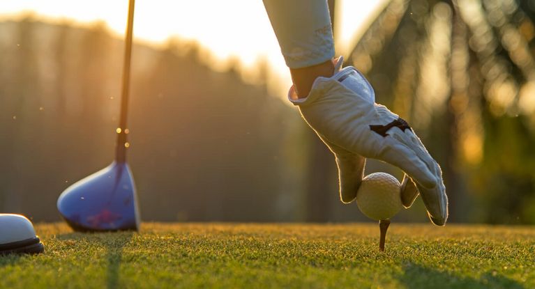 Golfspieler legt Ball auf den Boden