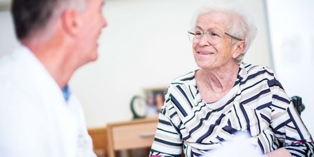 Arzt spricht mit älterer Patientin