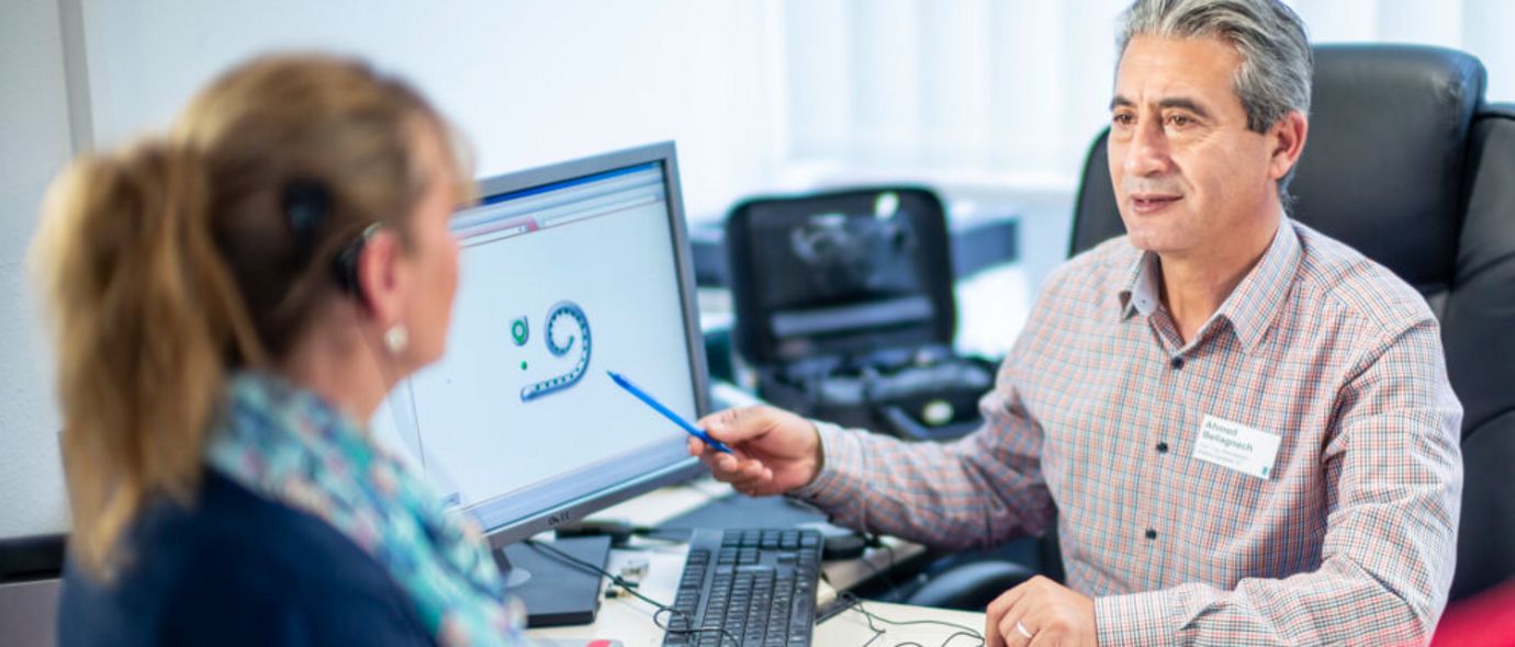 Ingenieur erklärt Funktion des Cochlea Implantats