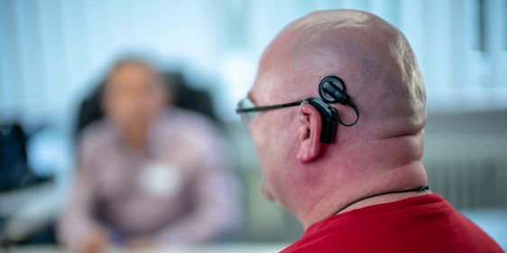 CI-Symposium Bosenberg Kliniken 2022 Patient mit Cochlea Implantat spricht mit Ärzten