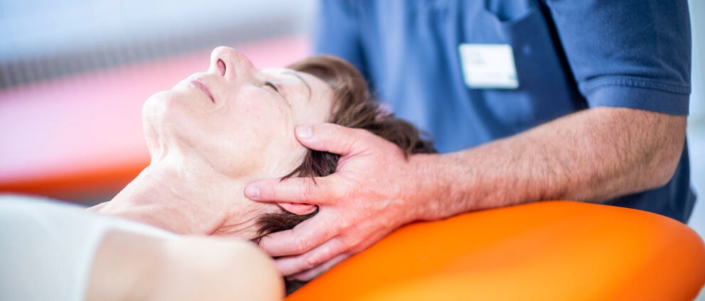 Therapeut massiert Patienten
